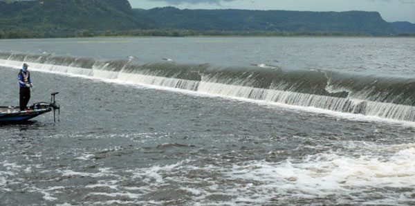 ott-defoe-wing-dam-upper-mississippi-river-bassblaster-bass-fishing-160913